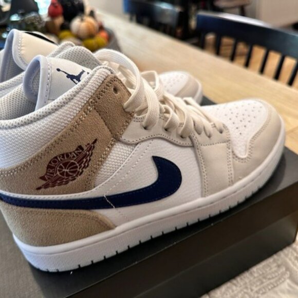 Brand new Jordan 1 Mid Tan Suede Mens 7 / Womens 8.5 - Picture 3 of 3